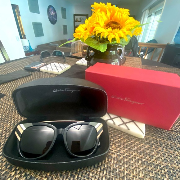 Salvatore ferragamo sunglasses - Picture 1 of 5